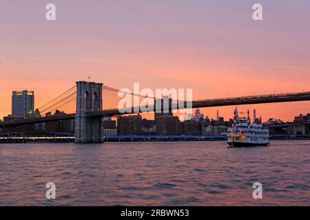New York, USA - 13. April 2023: Brooklyn Bridge am Abend. Stockfoto