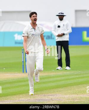 Hove UK 11. Juli 2023 - Derbyshire Bowler George Scrimshaw feiert nach dem Wicket von Sussex Jack Carson während des zweiten Tages des LV= Insurance County Championship Cricket-Spiels auf dem Central County Ground 1. in Hove: Credit Simon Dack /TPI/ Alamy Live News Stockfoto