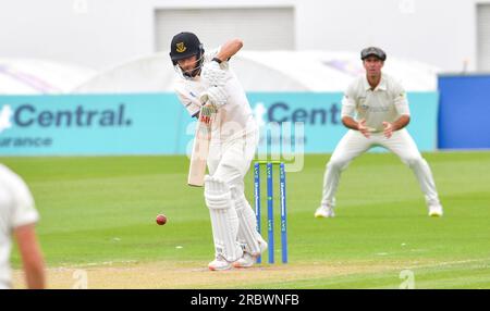 Hove UK 11. Juli 2023 - Fynn Hudson-Prentice schlägt gegen Derbyshire bei Sussex am 2. Tag des Cricket-Spiels LV= Insurance County Championship auf dem 1. Central County Ground in Hove: Credit Simon Dack /TPI/ Alamy Live News Stockfoto