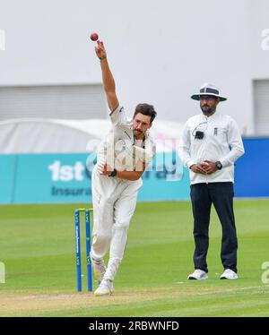 Hove UK 11. Juli 2023 - Derbyshire Bowler George Scrimshaw in Aktion gegen Sussex im ersten Innings des zweiten Tages des Cricket-Spiels LV= Insurance County Championship auf dem 1. Central County Ground in Hove : Credit Simon Dack /TPI/ Alamy Live News Stockfoto