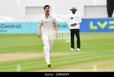 Hove UK 11. Juli 2023 - Derbyshire Bowler George Scrimshaw feiert nach dem Wicket von Sussex Jack Carson während des zweiten Tages des LV= Insurance County Championship Cricket-Spiels auf dem Central County Ground 1. in Hove: Credit Simon Dack /TPI/ Alamy Live News Stockfoto