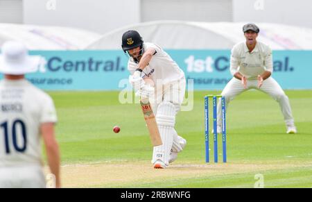 Hove UK 11. Juli 2023 - Fynn Hudson-Prentice schlägt gegen Derbyshire bei Sussex am 2. Tag des Cricket-Spiels LV= Insurance County Championship auf dem 1. Central County Ground in Hove: Credit Simon Dack /TPI/ Alamy Live News Stockfoto