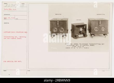 Auf diesem Foto, das am 15. Februar 1919 aufgenommen wurde, sehen wir ein Funktelefon, das in Sumber Airplane verwendet wird. Das Set umfasst einen Sendesatz, einen Empfangssatz und ein Bedienfeld. Der Empfänger, der als 96344 bezeichnet wird, verwendet die VT-2-Flugzeugfunktechnologie, und der Sender ist vom Typ SCR-91 mit VT-I-Röhren. Bitte beachten Sie, dass dieses Bild nur zur offiziellen Verwendung herausgegeben wird. Stockfoto