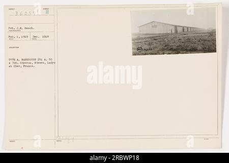 Gefreiter J.W. Beach, fotografiert von einem unbekannten Fotografen am 1. Februar 1919, während des Ersten Weltkriegs Das Bild zeigt ein Lagerhaus (Nummer 251A) mit den Abmessungen 50 x 700 in Gievres, Nievre, Loire et Cher, Frankreich. Das Foto ist mit „RECT TAKEN“ gekennzeichnet, wobei die Bildbeschreibungsnummer mit „B“ und der entsprechende Artikel mit „A“ gekennzeichnet ist Stockfoto