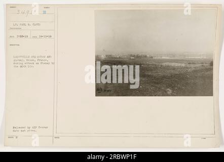 Amerikanische Soldaten, die während eines Angriffs der 90. Division durch die Straßen von Stenay, Frankreich, vorrücken. Aufgenommen am 13. Oktober 1918 von Lieutenant Paul W. Cloud. Dieses Foto wurde vom AEF-Zensor veröffentlicht, das genaue Datum seiner Veröffentlichung ist jedoch unbekannt. Stockfoto