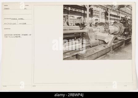 Ein Schwarzweißfoto, aufgenommen 1918, mit der Überschrift "Symbol AU. 188UED Munition Workers (Women) im R.I.A. Arsenal." Das Bild zeigt eine Gruppe von Frauen bei der Arbeit in einer Waffenkammer. Das Foto wurde vom Signalkorps aufgenommen und hat die Nummer 35837. Weitere Hinweise sind mit der Nummer 35137 angegeben. Stockfoto