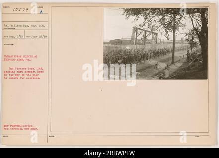 Eine Gruppe Soldaten vom 2. Pioneer Regt. Inf. Während ihrer Einschiffung nach Übersee durch Newport News, VA, gesehen werden. Das am 29. Juni 1918 aufgenommene Foto wurde am 2. August 1918 empfangen und ist mit „NICHT ZUR VERÖFFENTLICHUNG, NUR ZUR AMTLICHEN VERWENDUNG“ gekennzeichnet. Lieutenant William Fox vom Signalkorps hat dieses Foto gemacht. Stockfoto