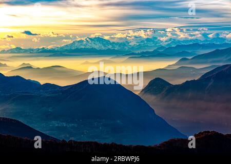 Sonnenuntergangslandschaft auf den alpen vom Berg Tremezzo Stockfoto