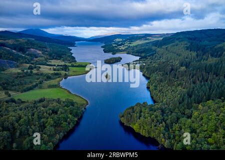 Vereinigtes Königreich, Schottland, Perthshire Highlands, Perth und Kinross, Pitlochry, Loch Tummel at Queen's View (Luftaufnahme) Stockfoto