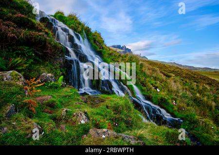 Großbritannien, Schottland, Isle of Skye, Old man of Storr, Bride's Veil Falls Stockfoto