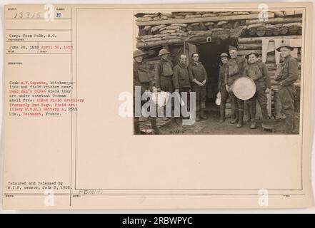 Soldaten dienen als Küchenpolizei und betreiben eine Feldküche in der Nähe der Dead man's Curve, ein Ort unter ständigem deutschem Granatfeuer. Dieses Foto wurde am 30. April 1918 von Corp. Aufgenommen Keen of Polk, S.C., und zeigt die 102. Field Artillery, speziell Battery A der 26. Division. Das Foto wurde zensiert und am 2. Juli 1918 vom M.I.B-Zensor veröffentlicht. Stockfoto