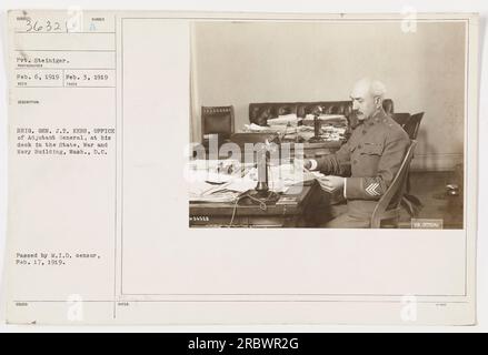 Brigg. General J.T. Kerr an seinem Schreibtisch im State, war, and Navy Building in Washington D.C., aufgenommen am 6. Februar 1919. Dieses offizielle Foto von Private Steiniger wurde am 3. Februar 1919 empfangen. Es wurde mit der Nummer 36328 ausgestellt und ging am 17. Februar 1919 den MID-Zensor durch. Stockfoto