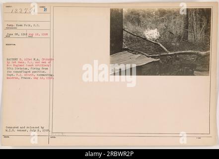 Corp Keen Polk aus South Carolina und Soldaten der New England Coast Artillery 26. Division, Teil von Battery D, 103. F.A., werden am 12. Mai 1918 aus einer getarnten Position in Mandres, Frankreich, erschossen. Der befehlshabende Offizier ist Captain F.J. Abbott. Das Foto wurde zensiert und am 2. Juli 1918 vom M.I.B-Zensor veröffentlicht. Stockfoto