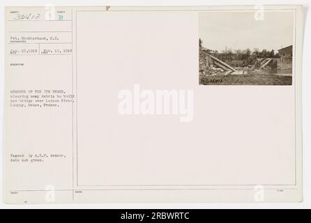 Mitglieder der 7. Engineers räumen Trümmer auf, um eine neue Brücke über den Loison River in Louppy, Mause, Frankreich, zu bauen. Dieses Foto wurde von Pvt. Brotherhood aufgenommen und ist Teil der Serie H. 23,1919 v. 12, 1916. Das Datum der Verarbeitung durch den A.E.P. Zensor ist unbekannt. Stockfoto