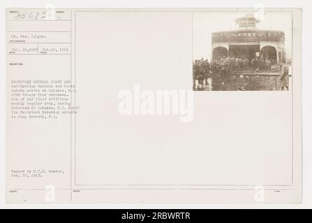 Truppen aus Übersee, einschließlich der 2. Artillerie, die hauptsächlich aus regulären Artilleriemannschaften besteht, kamen am 18. Januar 1919 in Hoboken, New Jersey, an. Auf dem Sloven Transport General Grant und den Schlachtschiffen Montana und South Dakota. Sie stiegen in Hoboken aus und gingen an Bord der Fähre Scranton auf dem Weg nach Camp Merritt, NJ Dieses Foto wurde von LT. Geo aufgenommen H.Iyon am 29. Januar 1919 und wurde am 30. Januar 1919 vom M.I.D.-Zensor freigegeben. Stockfoto