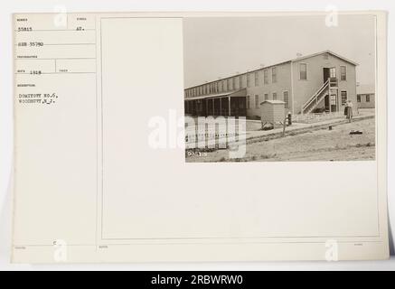 Soldaten ruhten in Dormitory Nr. 6 in Woodbury, N.J., während des Ersten Weltkriegs. Dieses Foto wurde 1919 vom Fotografen Seco aufgenommen. Die Soldaten werden gesehen, wie sie sich auf ihren Betten zurücklehnen, möglicherweise eine Pause von ihren militärischen Pflichten einlegen. Stockfoto