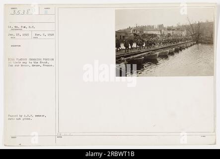 Zug der 37. Division überquert eine Pontonbrücke in Dun sur Meuse, Mause, Frankreich. Leutnant Wm. Fox vom Signalkorps hat das Foto am 6. November 1918 gemacht. Das Bild wurde am 23. Januar 1919 empfangen und beschrieben. Das Foto wurde vom A.E.F.-Zensor genehmigt, das Datum der Genehmigung ist unbekannt. Stockfoto