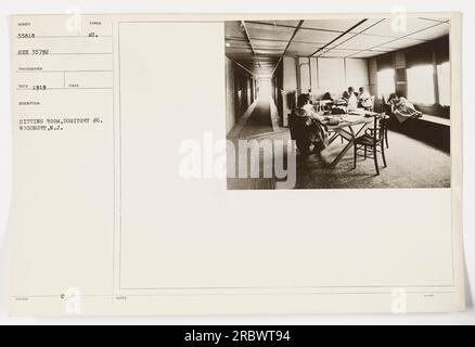 Amerikanische Soldaten ruhen sich in einem Wohnzimmer in Dormitory #5 in Woodbury, New Jersey aus. Das Foto wurde 1919 von einem Fotografen namens Reco aufgenommen. Die Soldaten scheinen sich zu entspannen und eine Pause von ihren militärischen Aktivitäten zu machen. Stockfoto