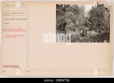 Ein Traktor, der während einer Übung in der School of Fire für die Feldartillerie in Fort Sill, Oklahoma, eine amerikanische 4,7-Meter-Pistole schleppt. Dieses Foto wurde am 23. Juni 1918 aufgenommen. Sie ist als „nicht zur Veröffentlichung und nur zur amtlichen Verwendung“ gekennzeichnet. Hinweise geben an, dass sie freigegeben und entnommen wurde. Stockfoto