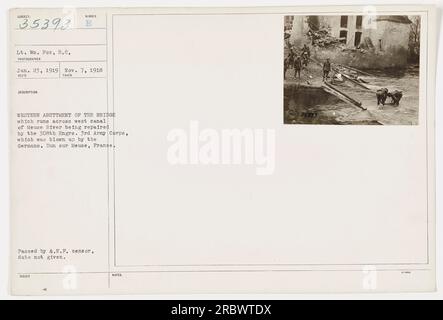 'Bild aufgenommen am 7. November 1918, von LT. WM. Fox, S.C. Das Foto zeigt den westlichen Anker der Brücke über den westlichen Kanal der Maas in Dun sur Meuse, Frankreich. Die Brücke wurde von den 308. Engrs repariert. 3. Armeekorps, nachdem sie von den Deutschen in die Luft gesprengt wurden. Das Bild wurde vom A.E.F.-Zensor übergeben, aber das Ausgabedatum ist nicht angegeben.“ Stockfoto