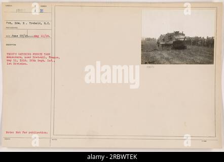 Amerikanische Truppen des 26. Infanterie-Regiments, 1. Division, beobachten, wie französische Panzer am 11. Mai 1918 in der Nähe von Breteuil, Frankreich, Manöver durchführen. Das Foto wurde von Pvt. EDW aufgenommen. R. Trabold, Signalkorps, am 22. Juni 1918, Nummer 111-SC-13111. Stockfoto