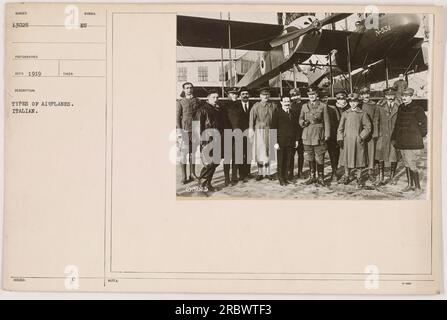 Italienische Flugzeuge im Ersten Weltkrieg ausgestellt. Der Typ ist mit dem Symbol „EU“ und dem Text „E Loisors N-531 3-K beachten“ gekennzeichnet. Dieses Foto wurde im Jahr 1919 erhalten und ist Teil der Sammlung mit dem Titel „Fotos amerikanischer Militäraktivitäten während des Ersten Weltkriegs“. Stockfoto
