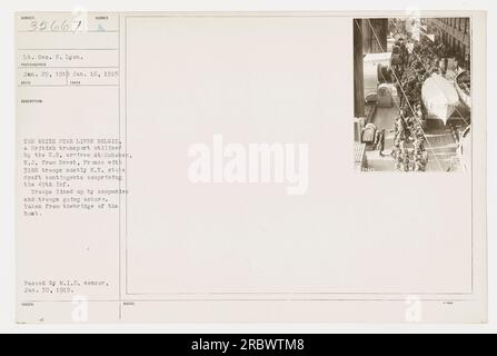 US-Truppen des 49. Infanterie-Regiments werden gesehen, wie sie am 16. Januar 1919 in Hoboken, NJ, vom White Star-Schiff Belgic aussteigen. Das Schiff kam aus Brest, Frankreich, mit 3188 Truppen an, hauptsächlich von New Yorker Staatskonzernen. Das Foto wurde von der Brücke des Schiffes gemacht. Stockfoto