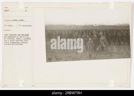 Das Bild zeigt 7500 Offiziere und Soldaten in Gievres, Frankreich, während des Ersten Weltkriegs. Sie sind versammelt für ein Gruppenporträt mit ihrem kommandierenden Offizier, Colonel O.O. Collins. Aufgenommen am 2. Dezember 1918. Foto des Signalkorps, Symbol E, Nummer 35216. Stockfoto