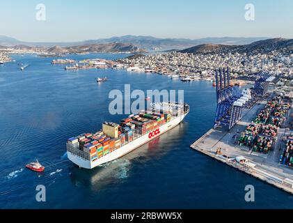 (230711) -- ATHEN, 11. Juli 2023 (Xinhua) -- Dieses Luftfoto wurde am 10. Juli 2023 aufgenommen und zeigt OOCL PIRÄUS, eines der größten Containerschiffe der Welt, das im Hafen von Piräus in Piräus in Griechenland anlegen wird. Der Hafen von Piräus begrüßte am Montag die OOCL PIRÄUS, einen Neubau der Orient Overseas Container Line Europe (OOCL) und auch eines der größten Containerschiffe der Welt. MIT „Griechenlands Hafen von Piräus begrüßt Mega-Containerschiff“ (Xinhua) Stockfoto