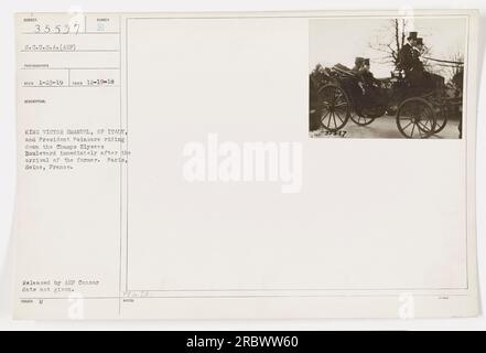 König Viktor Emmanuel von Italien und Präsident Poincare reiten auf der Champs Elysees Boulevard in Paris, Frankreich, unmittelbar nach der Ankunft des Königs. Foto aufgenommen vom AEF-Fotografen RECO am 19. Dezember 1918. Vom AEF-Zensor freigegebenes Bild, kein bestimmtes Datum angegeben. Stockfoto