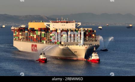 (230711) -- ATHEN, 11. Juli 2023 (Xinhua) -- OOCL PIRÄUS, eines der größten Containerschiffe der Welt, fährt am 10. Juli 2023 in Piräus, Griechenland, in den Hafen von Piräus ein. Der Hafen von Piräus begrüßte am Montag die OOCL PIRÄUS, einen Neubau der Orient Overseas Container Line Europe (OOCL) und auch eines der größten Containerschiffe der Welt. MIT „Griechenlands Hafen von Piräus begrüßt Mega-Containerschiff“ (Xinhua) Stockfoto