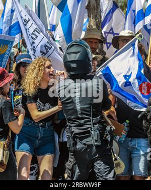 Jerusalem, Israel. 11. Juli 2023 Polizeibeamte konfrontieren Demonstranten während einer Demonstration gegen die Justizrevolution, die die israelische Regierung plant. Kredit: Yoram Biberman/Alamy Live News. Stockfoto