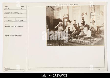 Ein Foto aus dem Ersten Weltkrieg, das Frauen zeigt, die in der Optischen Abteilung von Frankford Arsenal, Pennsylvania, arbeiten. Dieses Bild wurde 1918 aufgenommen und ist Teil einer Serie, die amerikanische Militäraktionen während des Krieges dokumentiert. Das Foto ist auf einer 5748-Fotoeinbaurückführungskarte montiert. Stockfoto