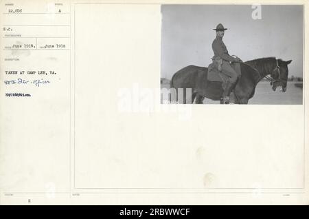 Soldaten der 80. Division in Camp Lee, VA, im Juni 1918. Das Foto zeigt einen Offizier, der militärische Aktivitäten beobachtet. Stockfoto