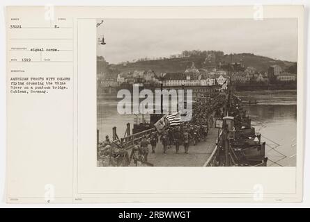 Amerikanische Truppen überqueren den Rhein auf einer Pontonbrücke in Coblenz. Das Foto wurde 1919 vom Signalkorps aufgenommen und hat die Identifikationsnummer 35221. Die Truppen werden mit fliegenden Farben gesehen und zeigen ihre Präsenz und Aktivität während des Ersten Weltkriegs Dieses Bild wurde später mit dem Symbol „E“ herausgegeben und für verschiedene Zwecke verwendet. Dieses Foto wird in weiteren Anmerkungen von 1931 RAF erwähnt. Stockfoto