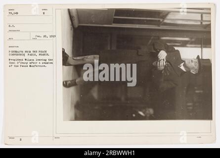 Präsident Wilson verlässt den Quai D'Orsay nach einer Sitzung der Friedenskonferenz in Paris, Frankreich. Dieses Foto wurde am 20. Januar 1919 aufgenommen und ist Teil einer Serie, die amerikanische Militäraktivitäten während des Ersten Weltkriegs dokumentiert. Stockfoto