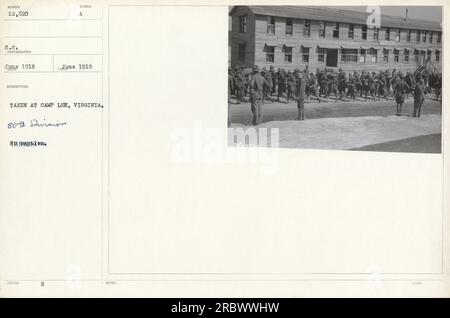 Soldaten der 80. Division in Camp Lee, Virginia, im Juni 1918, posierten mit dem Symbol der Division, der Naipharao, ausgestellt am 1918. Juni. Stockfoto