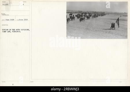 Soldaten marschierten in Formation während einer Überprüfung der 80. Division in Camp Lee, Virginia im Juni 1918. Stockfoto