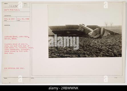 Das Bild zeigt die Folgen eines Flugzeugunglücks im Love Field in Dallas, Texas. Das Wrack umfasste Schiff Nr. 4010, gesteuert von LT. Franseen, mit Kadett Southworth als Passagier. Der Unfall war das Ergebnis einer Drehung des Schwanzes. Dieses Bild der Rückansicht wurde am 30. Januar 1919 aufgenommen und ist nur für den offiziellen Gebrauch bestimmt.“ Stockfoto