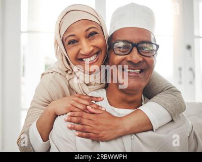 Porträt, muslimisches und älteres Paar lächelt, umarmt und freut sich über Unterstützung, Vertrauen und Fürsorge im Ruhestand, in der Ehe oder in der Ehe. Gesicht, Zuhause und islamischer Mann Stockfoto