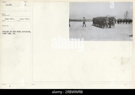 Soldaten nehmen im Juni 1918 an einer Überprüfung der 5. Und 9. Division in Camp Lee, Virginia, Teil. Das Foto ist Teil der Sammlung 111-SC-12590, die die amerikanischen militärischen Aktivitäten während des Ersten Weltkriegs dokumentiert. Stockfoto