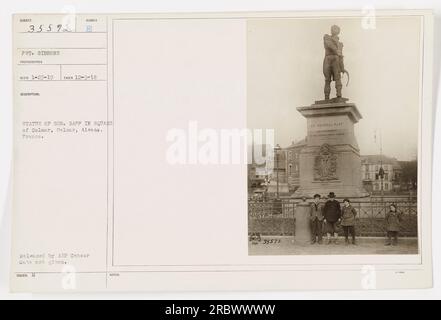 US-Soldaten stationiert in Colmar, Elsass, Frankreich, versammeln sich um die Statue von General Rapp auf dem Stadtplatz. Das Foto wurde am 9. Dezember 1918 von Private Gibbons aufgenommen und vom AEP-Zensor veröffentlicht. Das Datum des Zensors ist unbekannt. Das Bild ist Teil der Serie „Fotografien amerikanischer Militäraktivitäten während des Ersten Weltkriegs“. Stockfoto