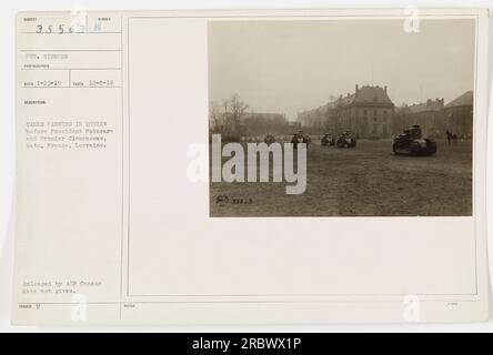 Das Bild zeigt Panzer, die vor Präsident Poincare und Premier Clemenceau in Mets, Frankreich, Lothringen, vorbeigehen. Aufgenommen am 8. Dezember 1918. Dieses Foto wurde vom AEF-Zensor herausgegeben und hat die Referenznummer 111-SC-35563.“ Stockfoto