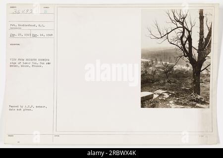 Ein Foto, das von Pvt. Brotherhood am 23. Januar 1919 aufgenommen wurde, zeigt einen Blick vom unteren Dun-sur-Meuse in Mause, Frankreich. Das Bild zeigt den Rand der Stadt und die Umgebung aus der Höhe. Das Foto wurde vom A.E.P. Zensor genehmigt, hat jedoch kein festgelegtes Datum für die Zensur. Stockfoto