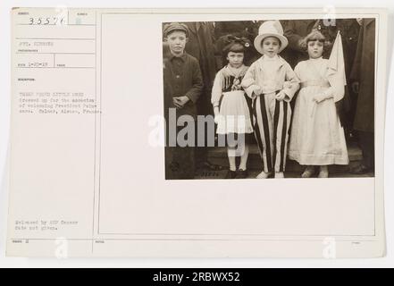 PVT. Gibbons hat dieses Bild von drei stolzen, gut gekleideten Kindern in Colmar, Elsass, Frankreich, während des Ersten Weltkriegs aufgenommen Das Foto wurde zur Begrüßung von Präsident Poincare aufgenommen, es wurde jedoch kein konkretes Datum angegeben. Dieses Bild wurde vom AEP Censor veröffentlicht. Stockfoto