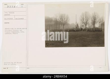 Mitglieder der Sumber French Band stehen in einer Formation zur Überprüfung vor Präsident Poincare und Premier Clemenceau in Metz, Lothringen, Frankreich. Das Foto wurde am 8. Dezember 1918 von Pvt. Gibbons aufgenommen und vom AEF-Censor veröffentlicht. Dem Bild wurde die ID-Nummer 35564 zugewiesen. Stockfoto