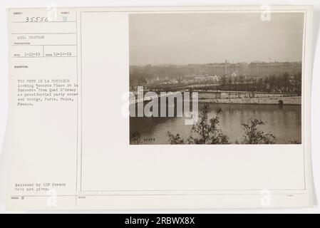 Bildunterschrift: „Foto von Pont de la Concorde, mit Blick auf den Place de la Concorde vom Quai D'Orsay, während die Präsidentschaftspartei die Brücke in Paris, Frankreich, überquert. Aufgenommen am 14. Dezember 1918 von 8GT. Chapman, dieses Bild wurde vom AEF (American Expeditionary Forces)-Zensor veröffentlicht. Stockfoto