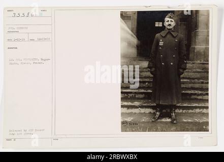 Soldat der 369. Infanterie namens Gefreiter Gibbons. Das Foto wurde von einem unbekannten Fotografen am 11. Dezember 1918 in Unger-Shein, Elsass, Frankreich, aufgenommen. Das Bild enthält Oberstleutnant Pickering. Das Foto wurde vom AEP-Zensor veröffentlicht, aber das Datum der Veröffentlichung ist unbekannt. Referenznummer: 111-SC-35586. Stockfoto