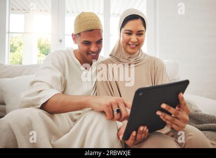 Liebespaar, muslimisches oder älteres Paar, das Tablet-Informationen liest, online einkauft oder in der App für soziale Medien scrollt. Streaming-Medien, islamische Heimat oder arabischer Mann Stockfoto