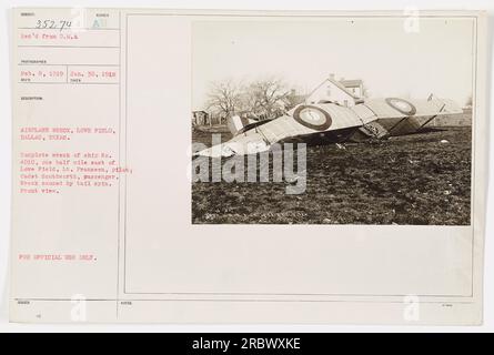 Das Bild zeigt das komplette Wrack von Flugzeug Nr. 4010, eine halbe Meile östlich von Love Field in Dallas, Texas. Das Wrack kam durch eine Drehung des Schwanzes. Die beteiligten Personen sind LT. Franseen als Pilot und Kadett Southworth als Passagier. Dieses Foto ist nur für den offiziellen Gebrauch bestimmt." Stockfoto